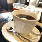 カフェハックベリー - コーヒーと紅茶を並べてズーム。