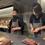 中津をにく - カウンター越しに焼いてくれる