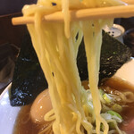 鯛だしらぁめん 酔月 - 麺は軽くウネってる中くらいな太さでした
