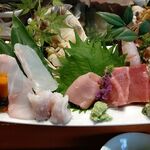 亀喜寿司 - ●ﾗﾝﾁ･単品。付出 特製松前漬+料理12,542(造盛+戻鰹ｶﾂｵはらす刺)+追加造盛4800+土産(太巻1045+梅紫蘇細巻924)+中瓶B 682+冷酒 (一ノ蔵1合1210+浦霞禅1540)=22,743円 