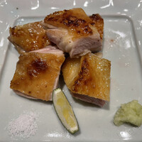 炭火焼鳥 とり将 - 通常はトリュフ鳥刺とユッケが出ます