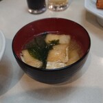 川ばた - 大きめに刻まれた油揚げが嬉しかった味噌汁