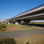 川ばた - 更に進むと国道4号（日光街道）の橋にさすかかる