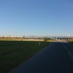 川ばた - 先へと進むと千代田線・常磐線・つくばエクスプレスの架橋が見えて来た