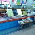 活かに水産市場 いなば食品 - 店内には総計約5トン以上の大型水槽を完備。活きた旬な蟹を常時在庫販売しております。