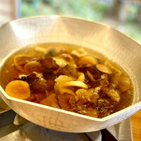 柚木元 - ❾熊肉キノコ鍋
                      下処理の段階から熊肉の出汁が効いているので、熊肉の出汁とキノコの旨味が絡み合って最上級の鍋料理に仕上がっている。ホントに美味すぎる逸品♫