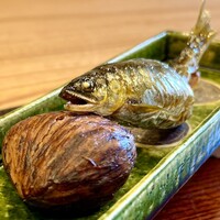 柚木元 - ❺ 子持ち鮎の炭火焼き、長野栗の甘露煮
                    〜「天竜鮎」というブランド鮎。敢えて天然は使わないのは、小ぶりながらしっかり卵を抱えてお腹パンパンの活きの良い養殖鮎だから。自家製の栗の渋皮煮。♫