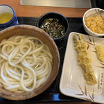 丸亀製麺 - 釜揚げうどん（並）290円　ごほう天90円