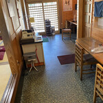 いずみや - 店内を奥からパシャ
平日の11時半前