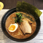 Breath food - 黒ラーメン890円。豚骨スープです。にんにくのきいたスープにマー油のアクセント、熊本ラーメンを想起させる味です