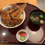 Senri Unagi - 上うな丼（2,200円税込）は一匹で、肝焼きと肝吸いがついています。