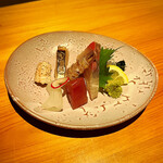 いざかや しん - 割鮮 本日盛り合わせです。写真左上から時計回りの順に、地穴子、太刀魚、シャコ、カンパチ、戻り鰹、水イカの6種盛りが供されました(o^^o)