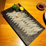 いざかや しん - 地穴子の薄造りです。他府県では滅多にお目にかかれない逸品です。程よい甘味と食感が堪らないお造りです(o^^o)