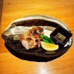 いざかや しん - 阿波尾鶏の塩焼きです。皮目はパリパリ、身はジューシー、旨味がたっぷり詰まった徳島県の有名地鶏です(o^^o)