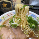 Uguisu - ほらーおいしそうー。しゃくしゃくのネギと、ちょっと苦手なボイルのもやしはスープの奥へ浸した。