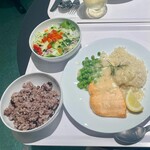 スウェーデンレストラン - 『サーモンフィレ ポテトディルソース カリフラワーライス添え』
            『グリーンサラダ』
            『十六穀米（レギュラー）』