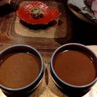 割烹 隆 - 右が辛口胡麻タレ。左が甘口胡麻タレ。甘口と辛口は醤油の違いだそうです。