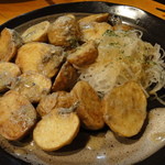 宵 - 夜の一番人気メニュー！やみつき自家製アンチョビのポテトがけ　600円