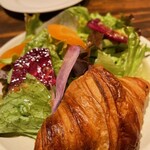 ビストロ カリテプリ - ランチのサラダ＆クロワッサン