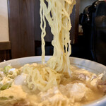 白鳥十郎そば本舗 - 中細のちぢれ麺をリフトUP⤴️