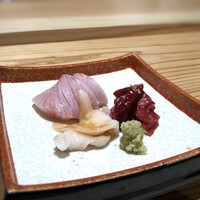 鮨と天草大王 天音 - ◆お刺身3種・・寒鰤（14ｋｇ：北海道）、鮪（カナダ）ホホ肉、白とり貝。 3種ともとても美味しい。