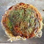 お好み焼き キミッツ - 肉玉そば、追加麺（ハーフ＆ハーフ）です。（2022.11 byジプシーくん）