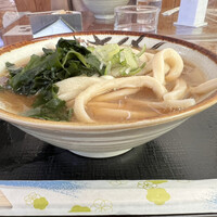 【半端ないコシの極太うどんと馬肉に茹でキャベツ☆郡内地方の吉田のうどん人気店】 : 手打ち 山もとうどん