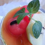 ひのきざか - 丸くくりぬいたスイカが･･･