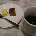 鷹泉閣 岩松旅館 - ミニミニケーキとコーヒー