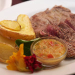 コメドル - 牛肉のうす焼きステーキ　さっぱり野菜ソース添え