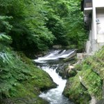 鷹泉閣 岩松旅館 - お風呂の横に流れる川