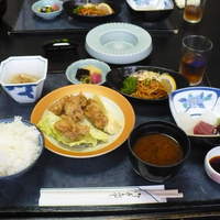 八幸 - 唐揚げ定食です。盛りだくさん！