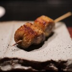 蛤坂 まえかわ - 高坂鶏のもも。余分な脂は落とされサクサクの皮に、身はむっちゃジューシー