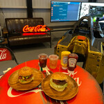 R-cafe BURGER - 料理写真:アボカドチーズバーがーとハワイアンのバーガー（パイン入り）ジンジャーエール