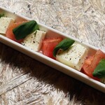 番茄和馬蘇裡拉乳酪的卡佈裡沙拉-tometoand mozzarellacaprese-