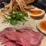 メンショー サン フランシスコ - 白トリュフ香る和牛ローストビーフのせ鶏白湯ラーメン＋味玉アップ