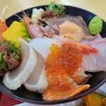 鳥取砂丘にいちばん近いドライブインレストラン砂丘会館 - 海鮮が10種類のってます
