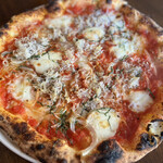Pizzeria Cres - チチニエッリ
      トマトソース、モッツァレラ、しらす、 大葉、 ニンニク、 パルメザン
