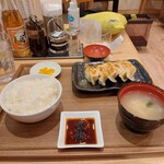 餃子とカレーザンギの店 点心札幌 - 何気に味噌汁も、美味しい。……水、セルフです