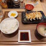 餃子とカレーザンギの店 点心札幌 - 焼き餃子定食……餃子、御飯普通盛り、味噌汁！……餃子のタレをば。……