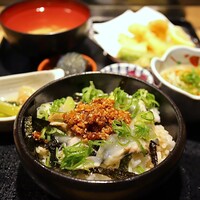 焼きふぐ 優ふく 北新地店 - 本日の日替わりランチ(1,200円)
                    ミニふぐたたきラー油丼･ふぐ天ぷら･小鉢3種
                    漬物･ふぐあら汁