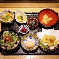 焼きふぐ 優ふく 北新地店 - 本日の日替わりランチ(1,200円)
                    ミニふぐたたきラー油丼･ふぐ天ぷら･小鉢3種
                    漬物･ふぐあら汁