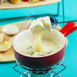 Add raw honey to the 5-cheese fondue sauce to create a sweet and salty flavor♪