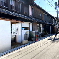うなぎ家 しば福や - 四間道は名古屋城の築城時にできた商人の町。お店はその四間道町並み保存地区にあります。休日ということもあり、沢山の観光客が辺りを闊歩されていました。お店の外観は景観を損なわない、落ち着いた造りです。