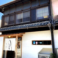 うなぎ家 しば福や - 「あつた蓬莱軒 松坂屋店」から30分ほど歩きまして、11時50分にようやくお店へ到着しました。入り口を入って直ぐに記帳台が置かれており、訪問したのは土曜日でしたが、先客は3組が待たれていました。