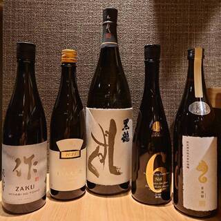 蟹の味わいに合う日本酒。地酒は季節ごとに10種類を入れ替え。