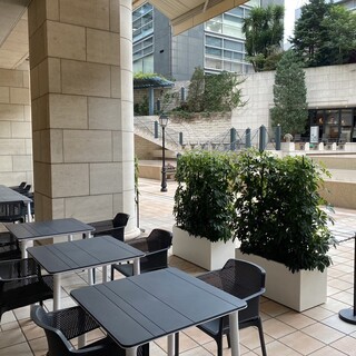 A terrace where you can feel the greenery. Enjoy the marriage of meat and alcohol with the outside air