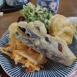 町田屋 - 料理写真:天ぷら。ナス、さつまいも、春菊？、かき揚げ