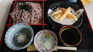 Gorudo Kawa Nakantorikurabu - 天ざる蕎麦