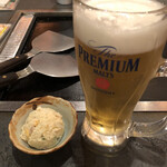 Teppambaru okonomiyaki monja konato mizu - 生ビールとお通しのポテサラ